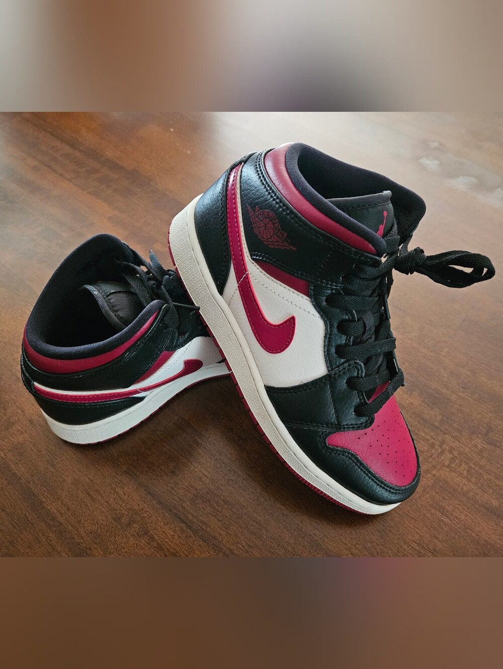 EUC Youth Nike Air Jordan 1 Mid GS (Noble Red)